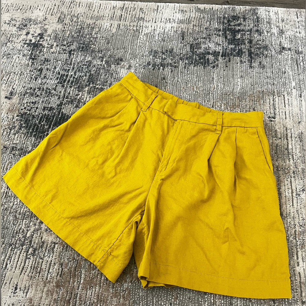 Linen short. Size 8.